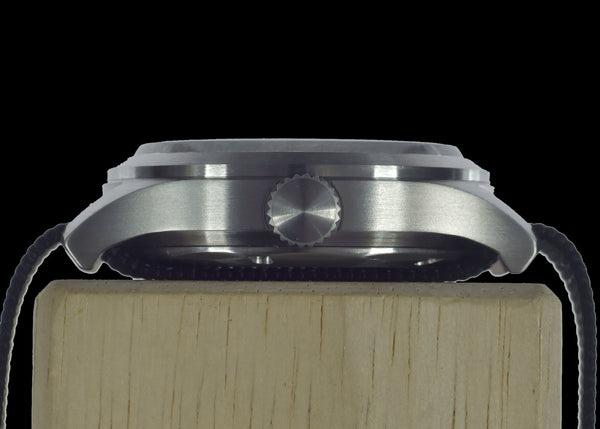 MWC GG-W-113 Classic 1960s/70s U.S Pattern Vietnam War Issue Watch with 24 Jewel Automatic Movement and 100m Water Resistance
